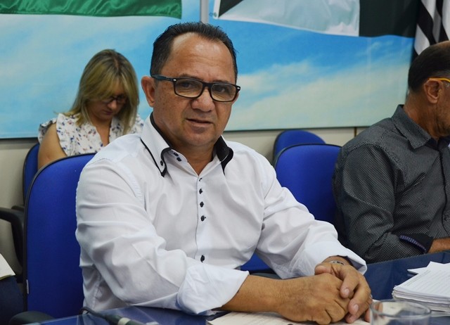 2016126_FOTO - Tiãozinho pede à Caixa a relação de beneficiados no Residencial das Árvores